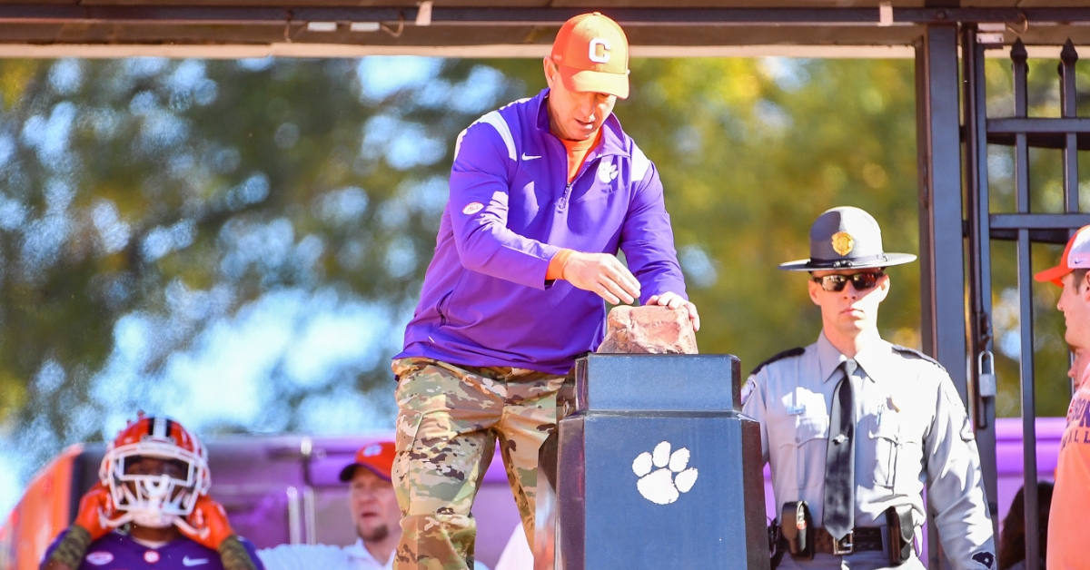 swinney-dabo-hill-uconn