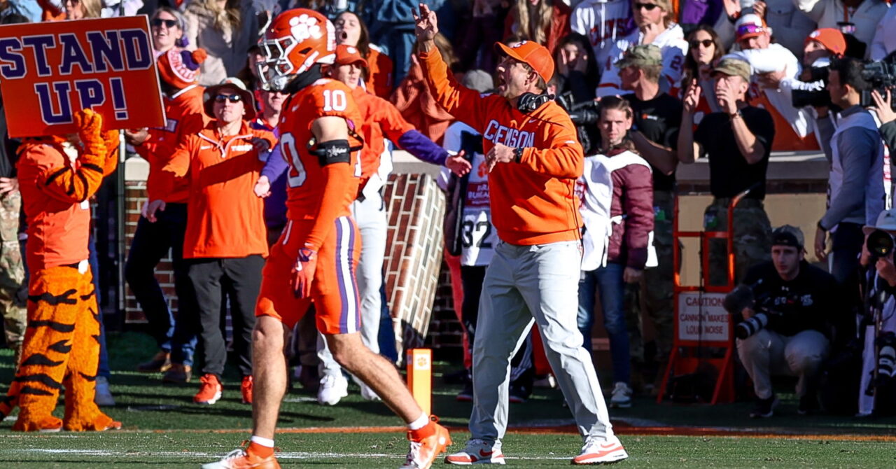 swinney-dabo-finger-usc-1280x670.jpg