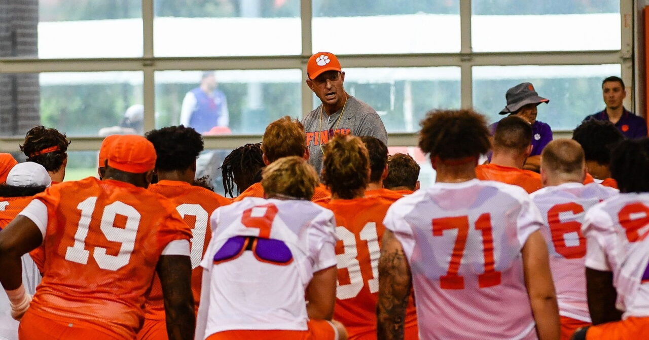 swinney-team-huddle-2024